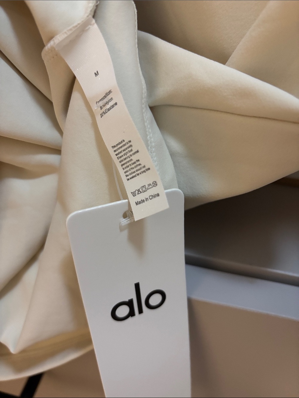 ALO Yoga Women’s Long Sleeve Crew Neck Top Bone color size M has stretch - Picture 2 of 3